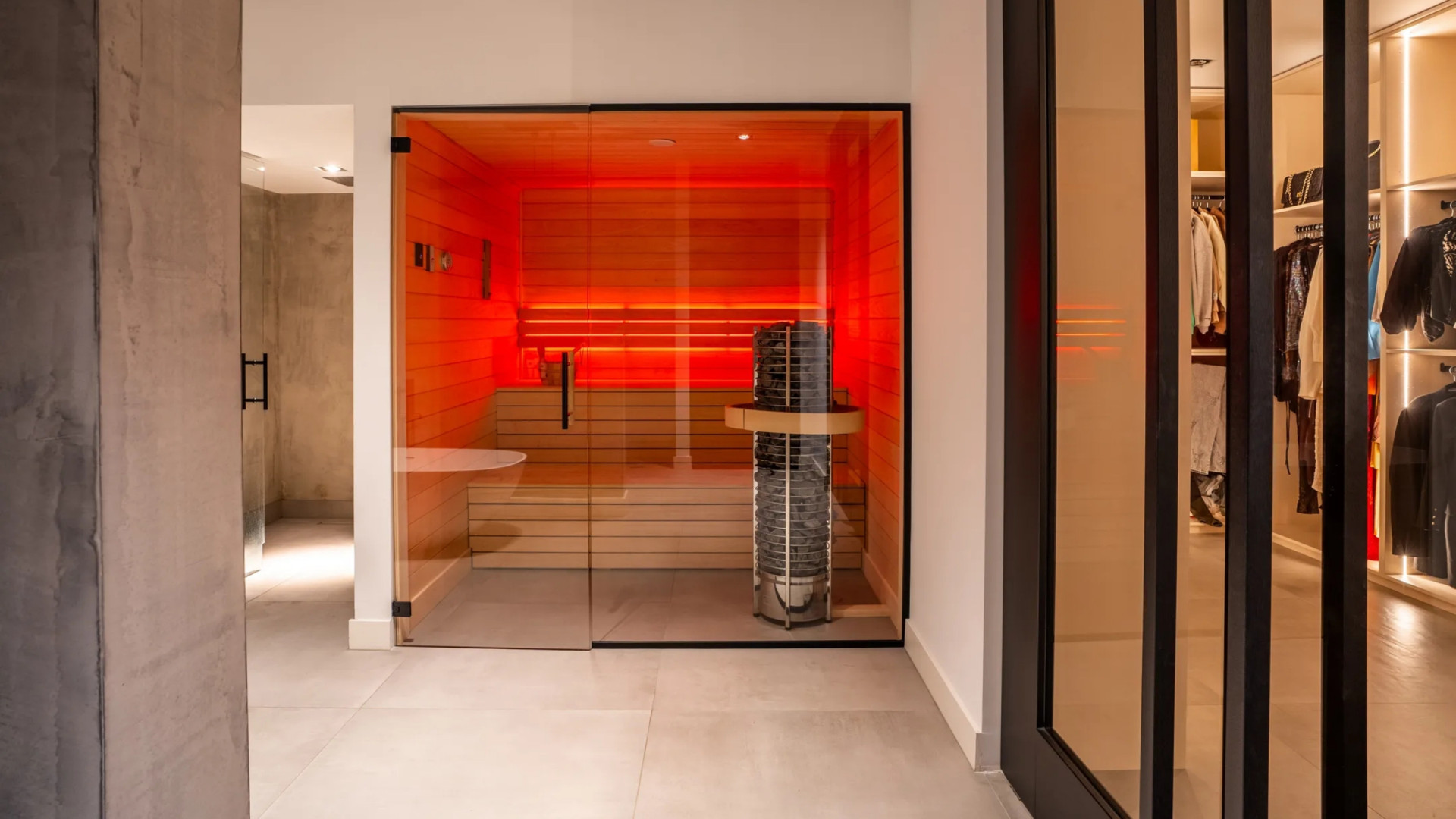 Heimwee dwingt YouTube-ster Gio Latooy zijn villa te verkopen met mogelijk verlies. Zie foto’s 9