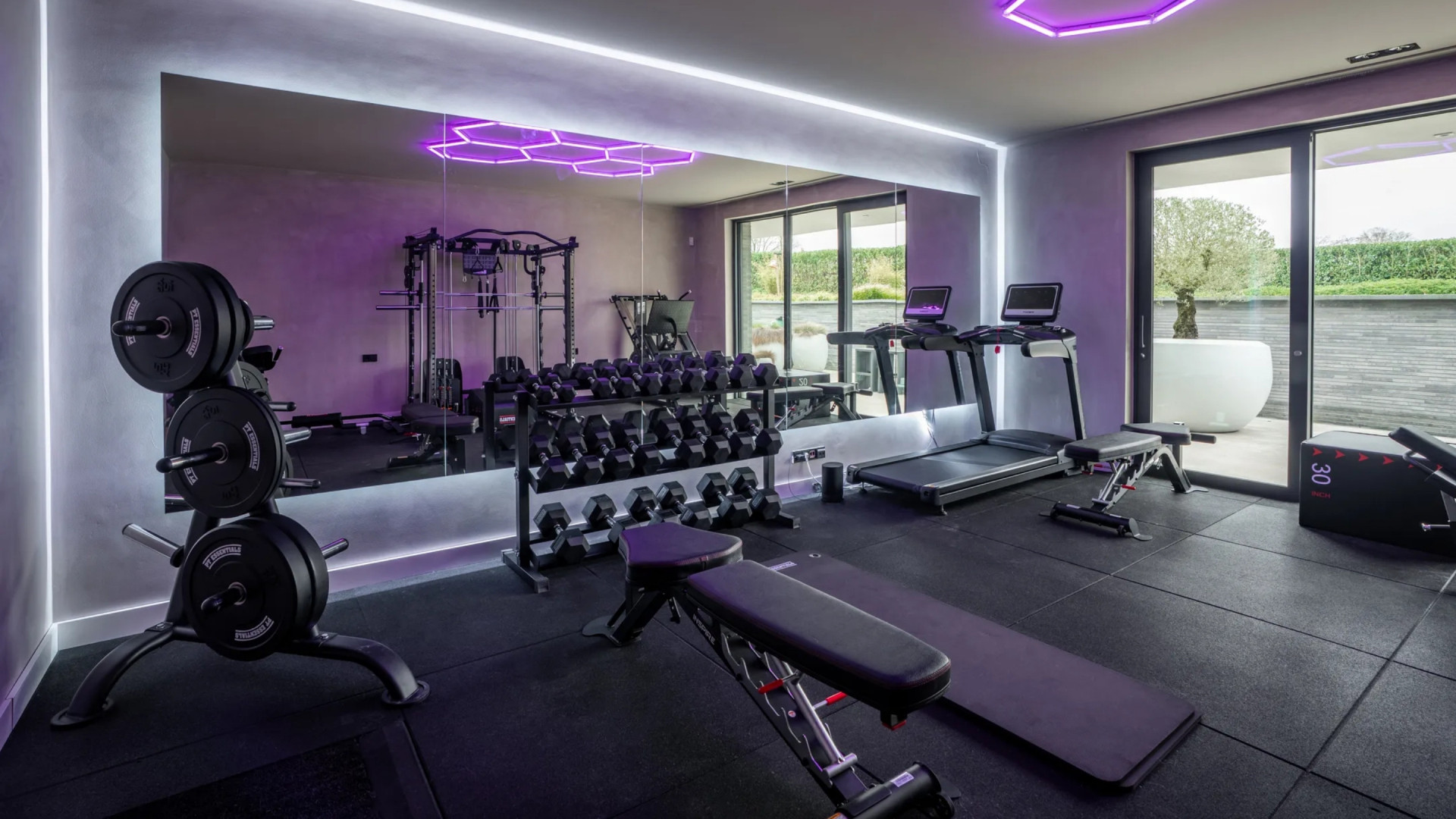 Heimwee dwingt YouTube-ster Gio Latooy zijn villa te verkopen met mogelijk verlies. Zie foto’s 10