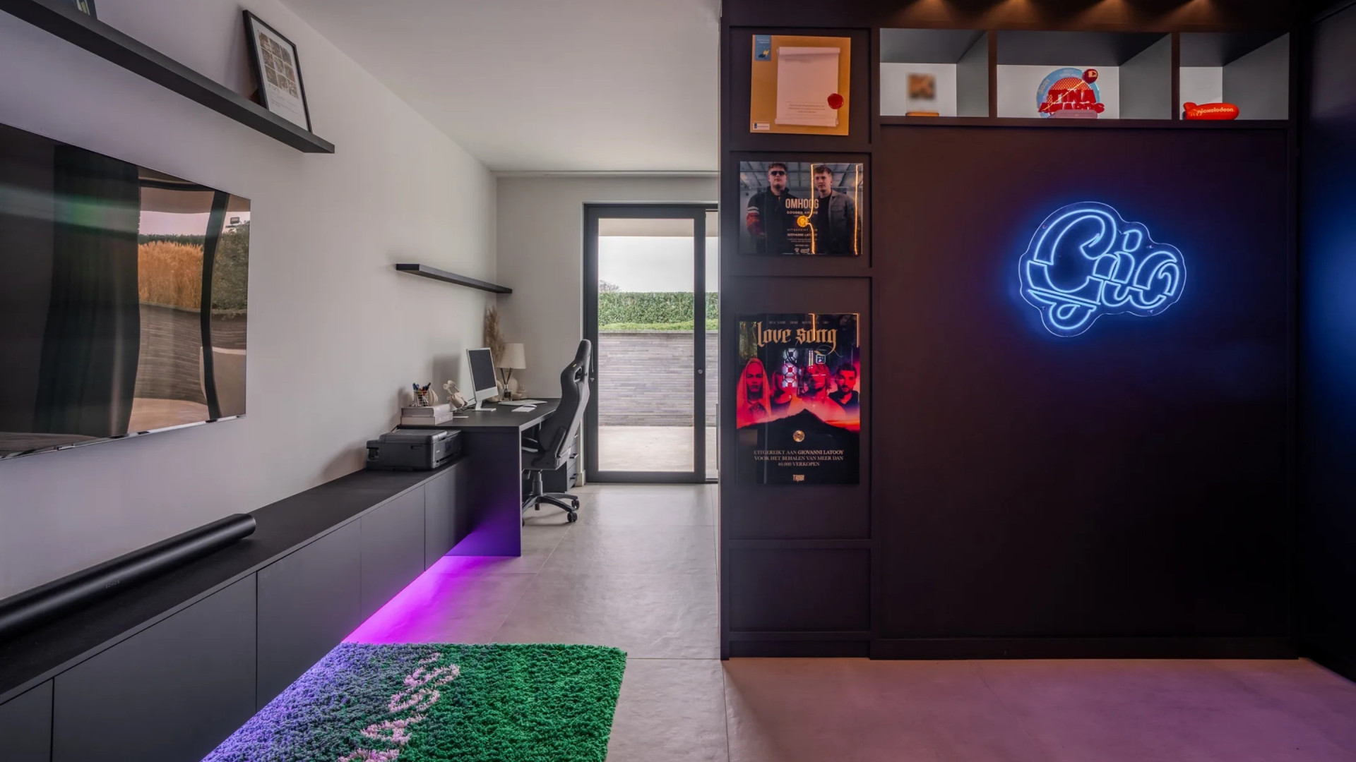 Heimwee dwingt YouTube-ster Gio Latooy zijn villa te verkopen met mogelijk verlies. Zie foto’s 11