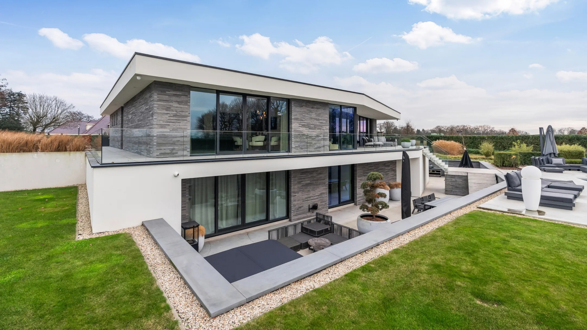 Heimwee dwingt YouTube-ster Gio Latooy zijn villa te verkopen met mogelijk verlies. Zie foto’s 2