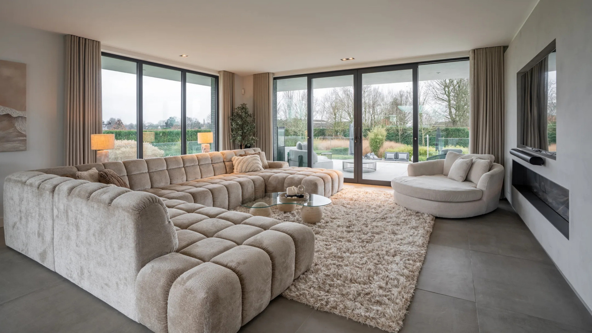 Heimwee dwingt YouTube-ster Gio Latooy zijn villa te verkopen met mogelijk verlies. Zie foto’s 3