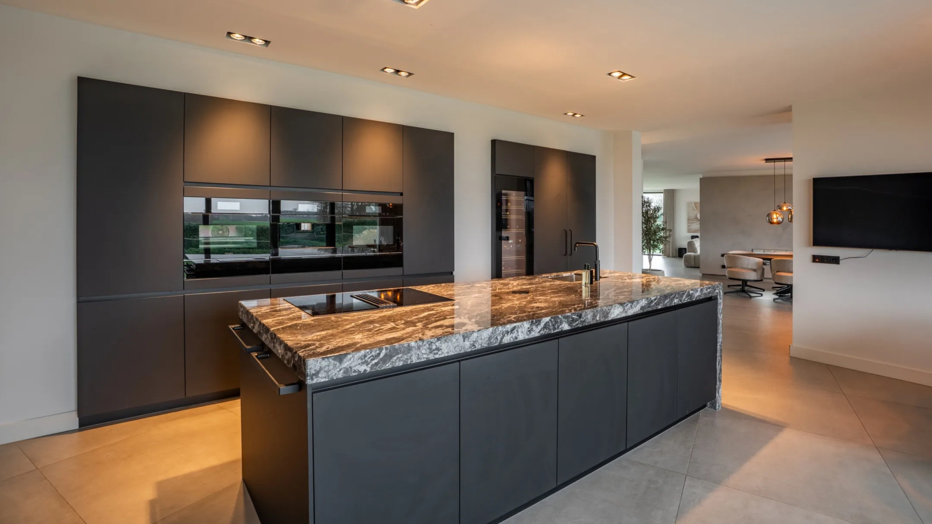 Heimwee dwingt YouTube-ster Gio Latooy zijn villa te verkopen met mogelijk verlies. Zie foto’s 5