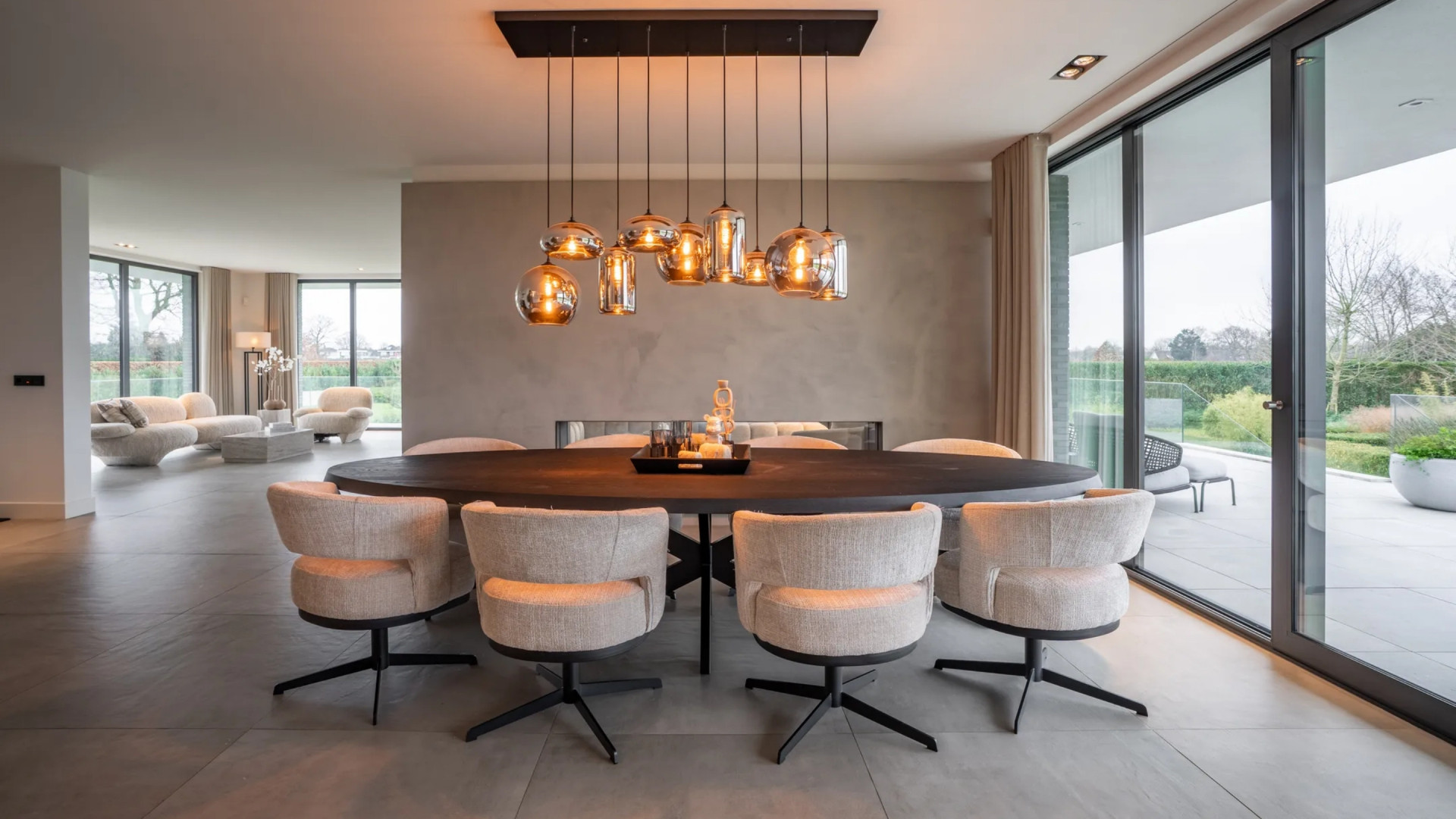 Heimwee dwingt YouTube-ster Gio Latooy zijn villa te verkopen met mogelijk verlies. Zie foto’s 4