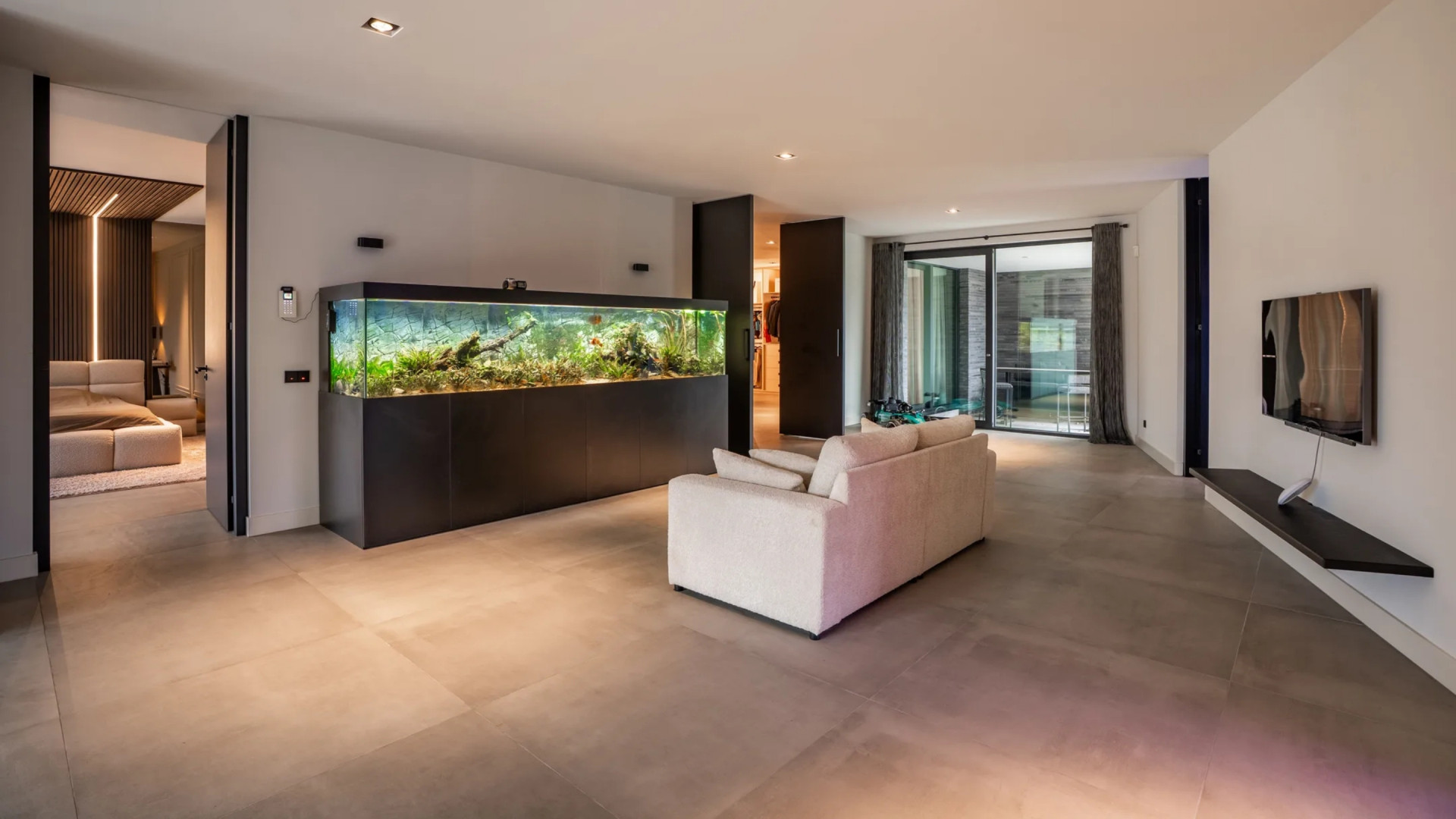 Heimwee dwingt YouTube-ster Gio Latooy zijn villa te verkopen met mogelijk verlies. Zie foto’s 6