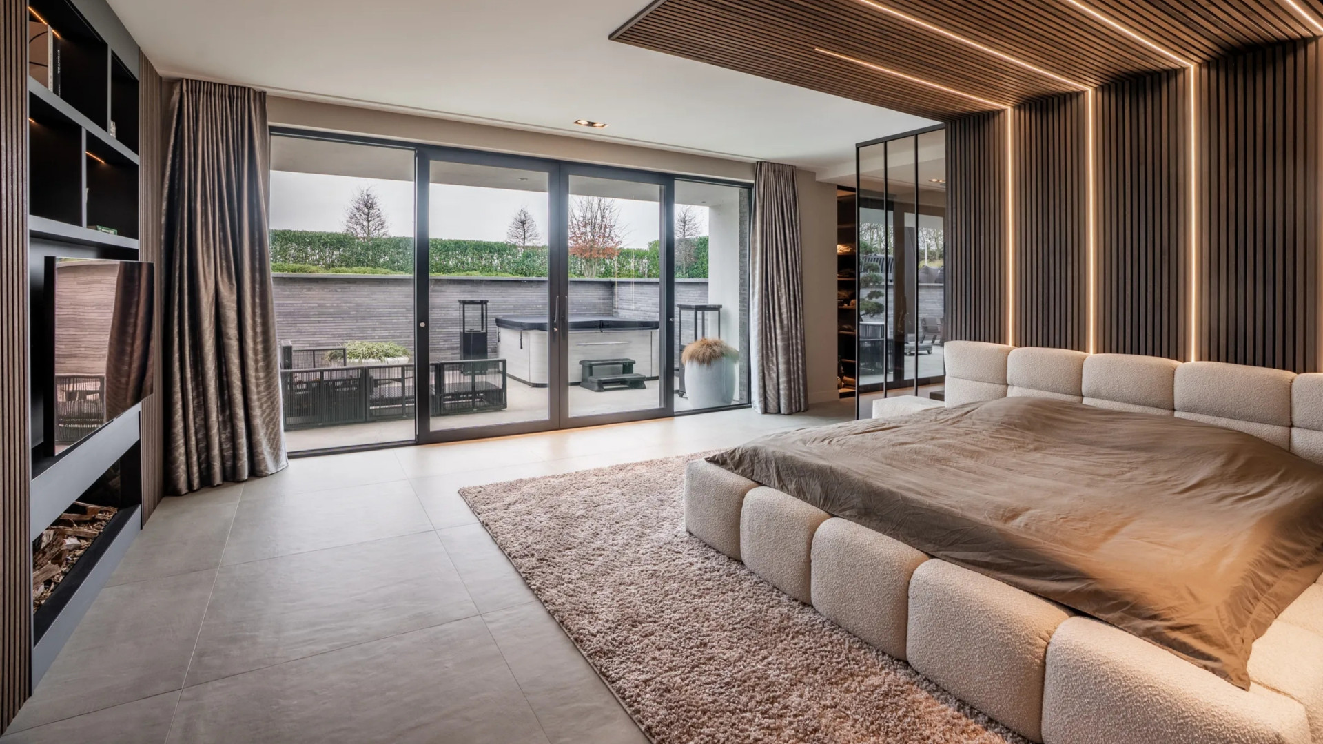 Heimwee dwingt YouTube-ster Gio Latooy zijn villa te verkopen met mogelijk verlies. Zie foto’s 7