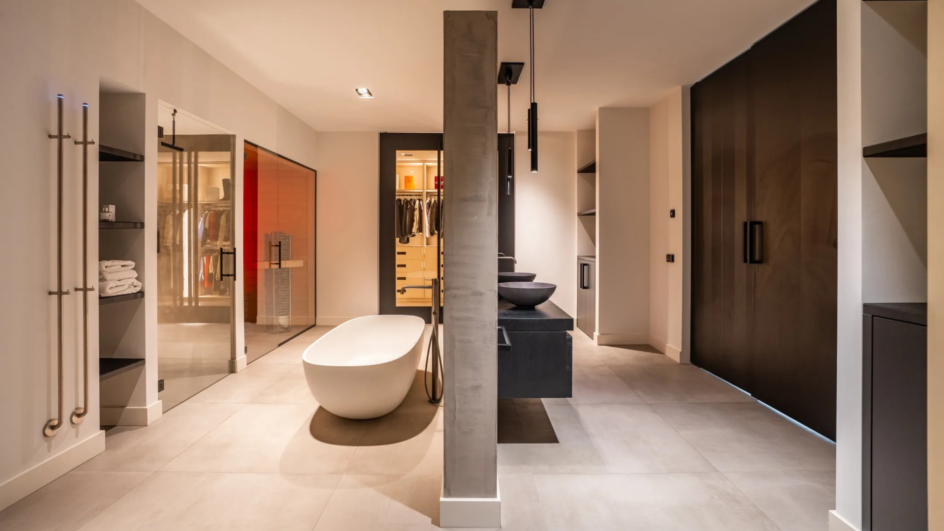 Heimwee dwingt YouTube-ster Gio Latooy zijn villa te verkopen met mogelijk verlies. Zie foto’s 8