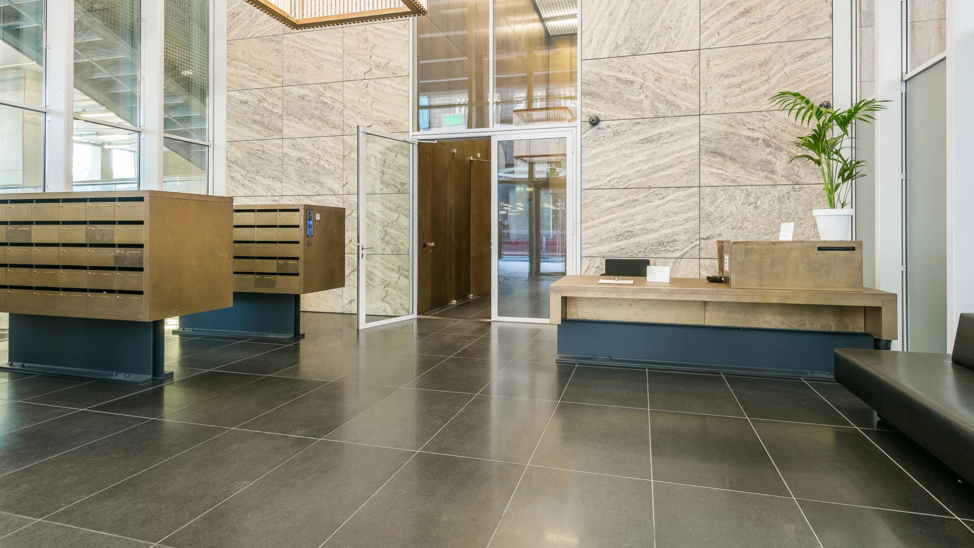 Zet oud-Feyenoord- en PSV-speler Rick Karsdorp uit geldnood zijn luxe Rotterdamse appartement te koop? Zie foto’s 10