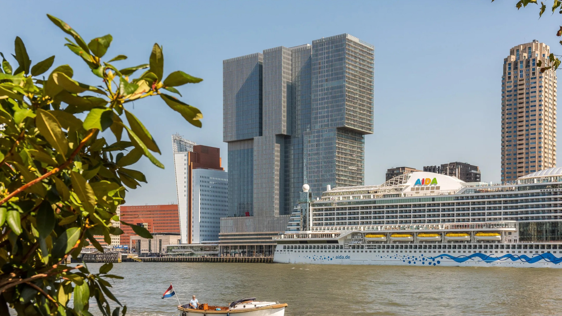 Zet oud-Feyenoord- en PSV-speler Rick Karsdorp uit geldnood zijn luxe Rotterdamse appartement te koop? Zie foto’s 2