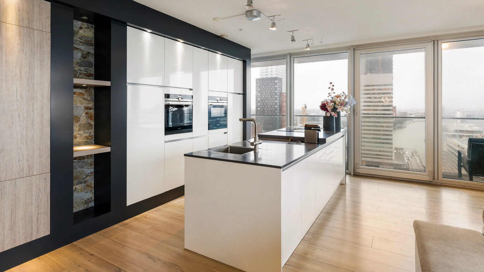 Zet oud-Feyenoord- en PSV-speler Rick Karsdorp uit geldnood zijn luxe Rotterdamse appartement te koop? Zie foto’s 5