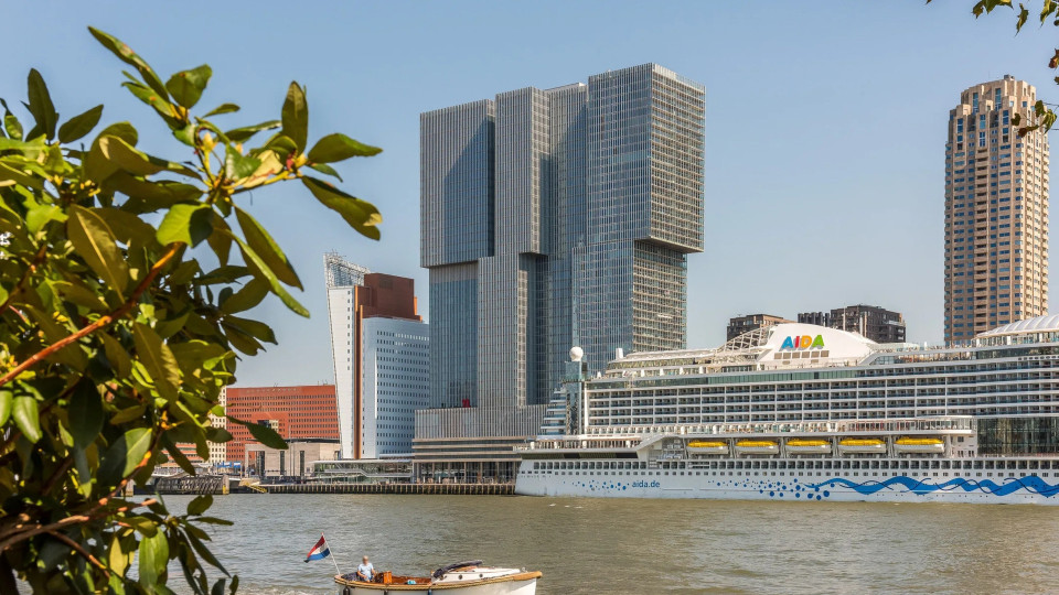 Oud Feyenoord speler gedwongen vraagprijs van zijn luxe appartement te verlagen. Zie foto's