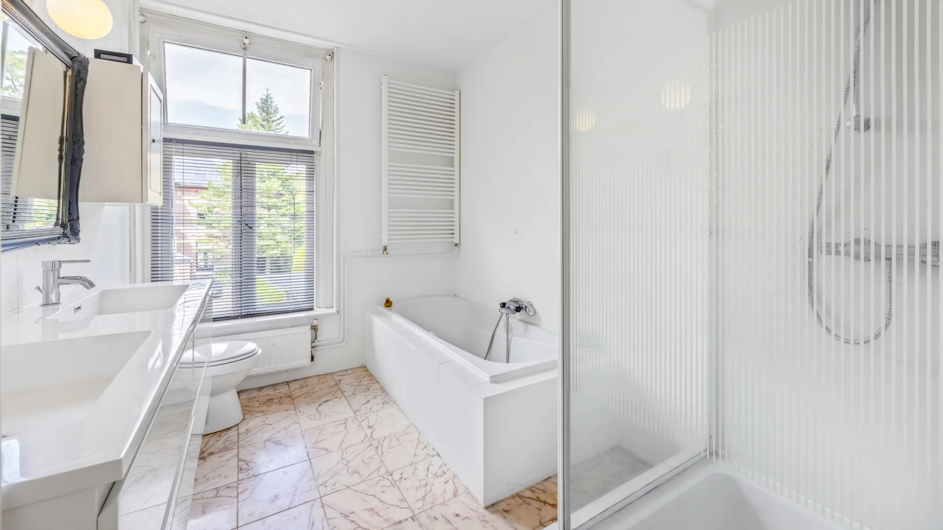 De buurman worden van Xander de Buisonjé? Deze karaktervolle villa in Bussum maakt het mogelijk 6