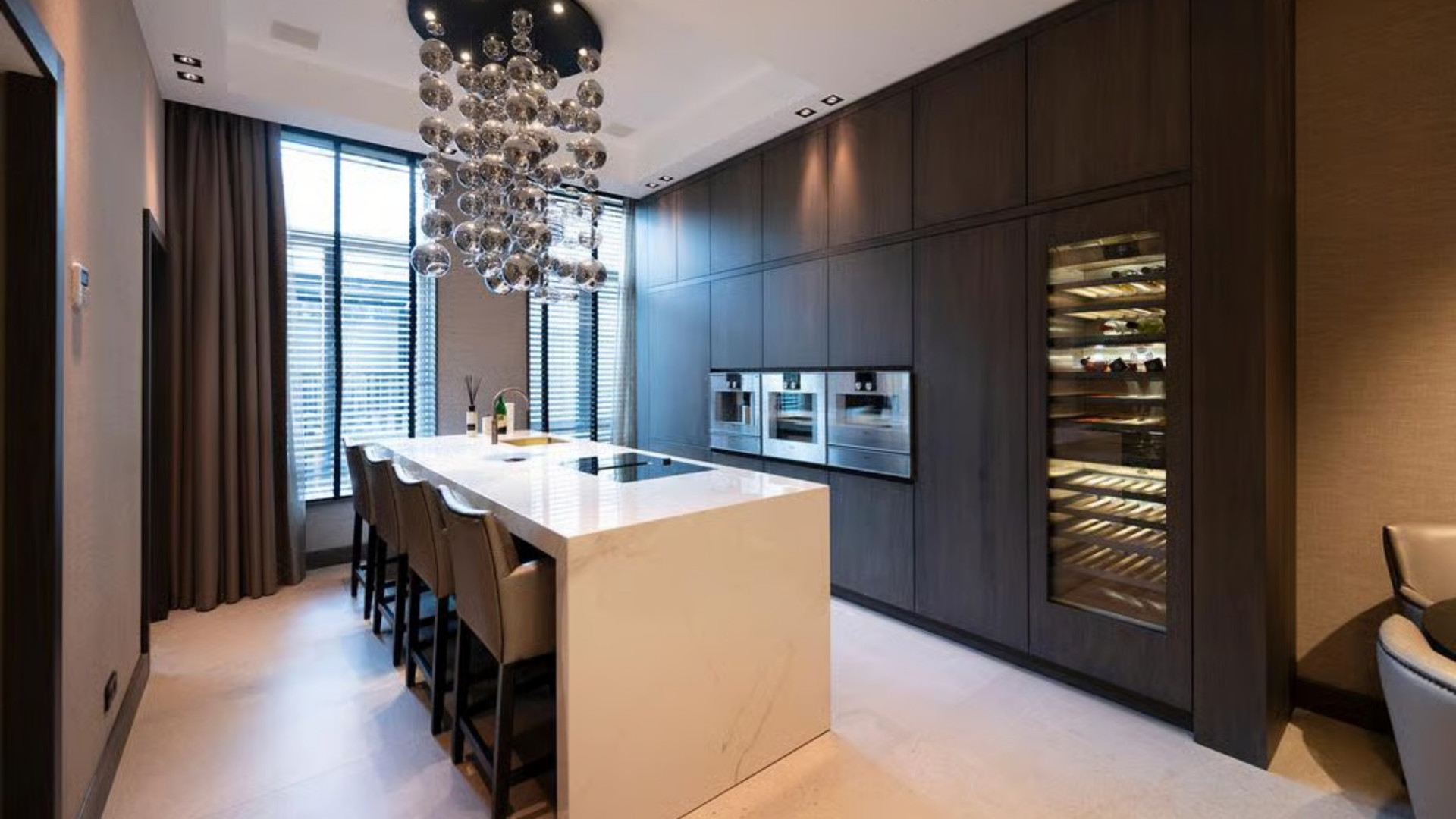 Voetballer Steven Bergwijn zet zijn oogverblindende luxe woning in Amsterdam te koop. Zie foto’s 4