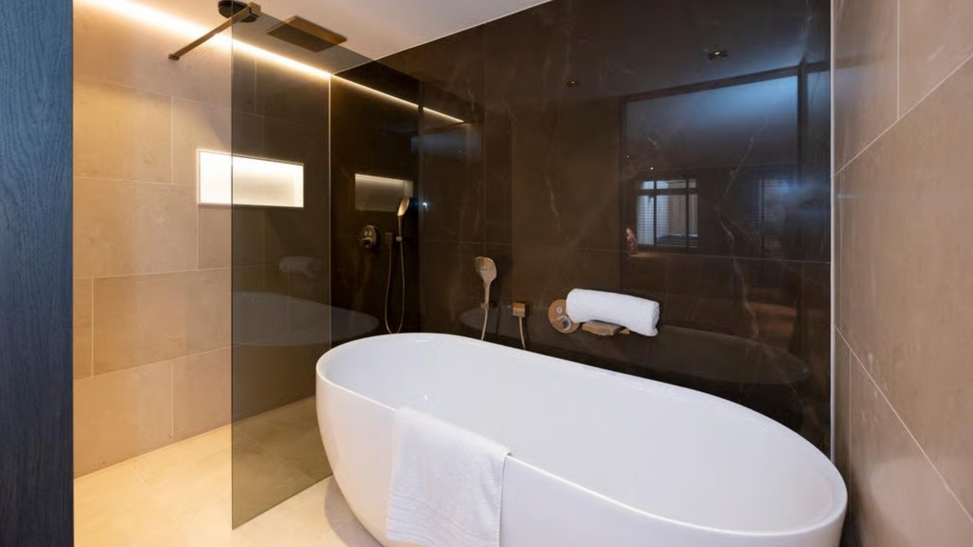 Voetballer Steven Bergwijn zet zijn oogverblindende luxe woning in Amsterdam te koop. Zie foto’s 6