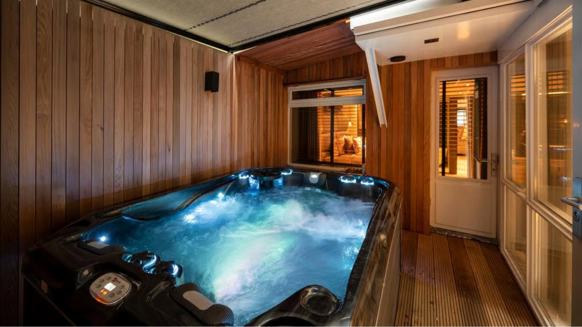 Voetballer Steven Bergwijn zet zijn oogverblindende luxe woning in Amsterdam te koop. Zie foto’s 9