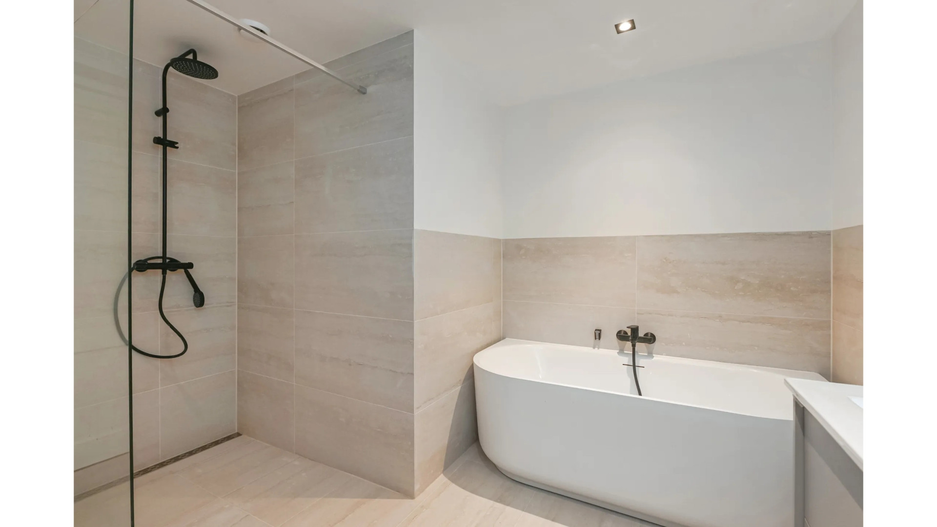 OGENE-zangeres Amy Vol zet haar appartement in Rotterdam te huur. Zie foto’s 8