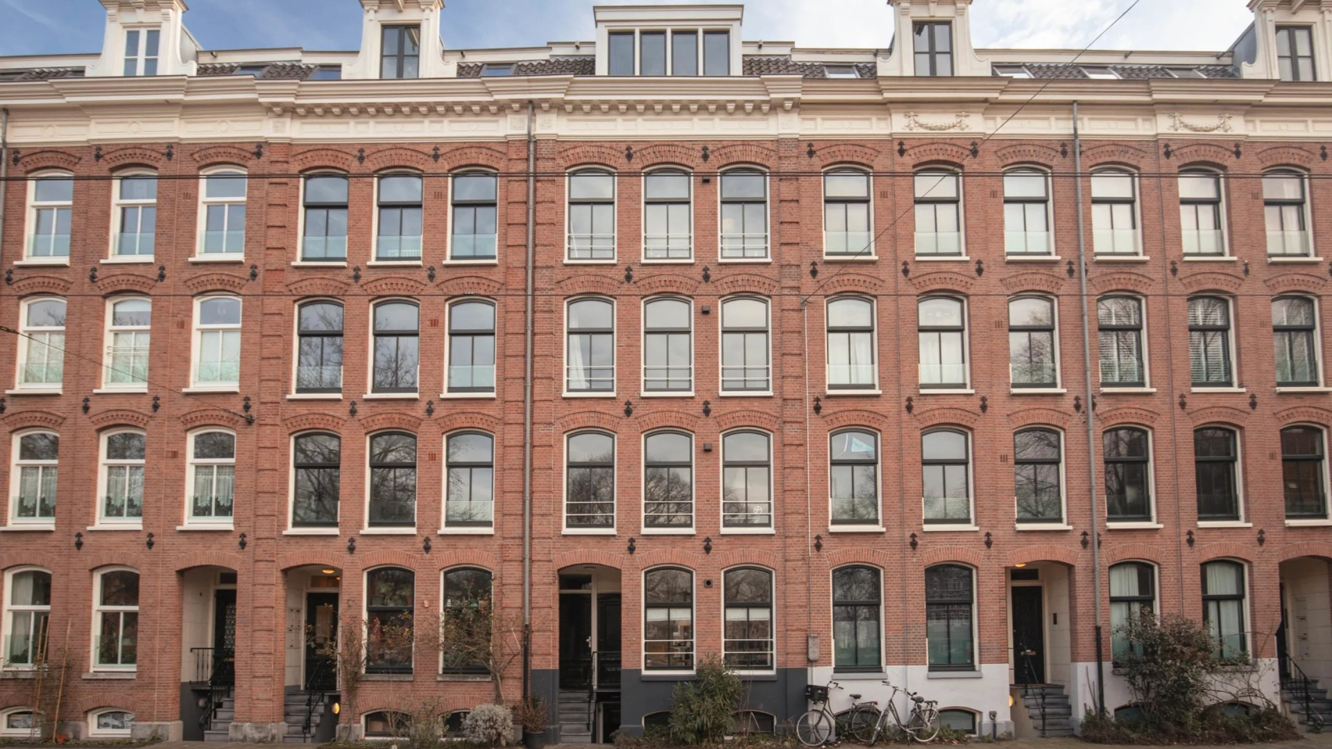 Zanger Antoon zet zijn woning in de Jordaan te koop na aankoop luxe penthouse. Zie foto’s 10