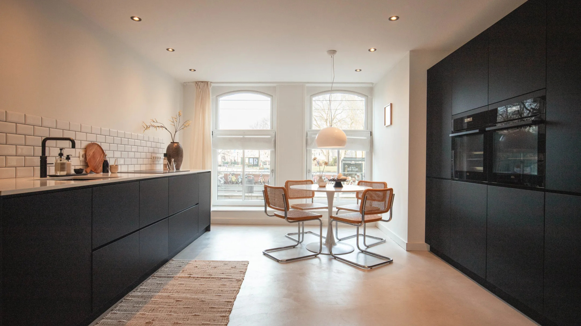 Zanger Antoon zet zijn woning in de Jordaan te koop na aankoop luxe penthouse. Zie foto’s 6