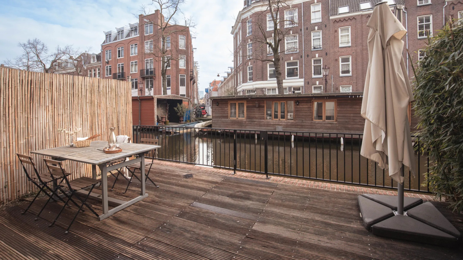 Zanger Antoon zet zijn woning in de Jordaan te koop na aankoop luxe penthouse. Zie foto’s 9