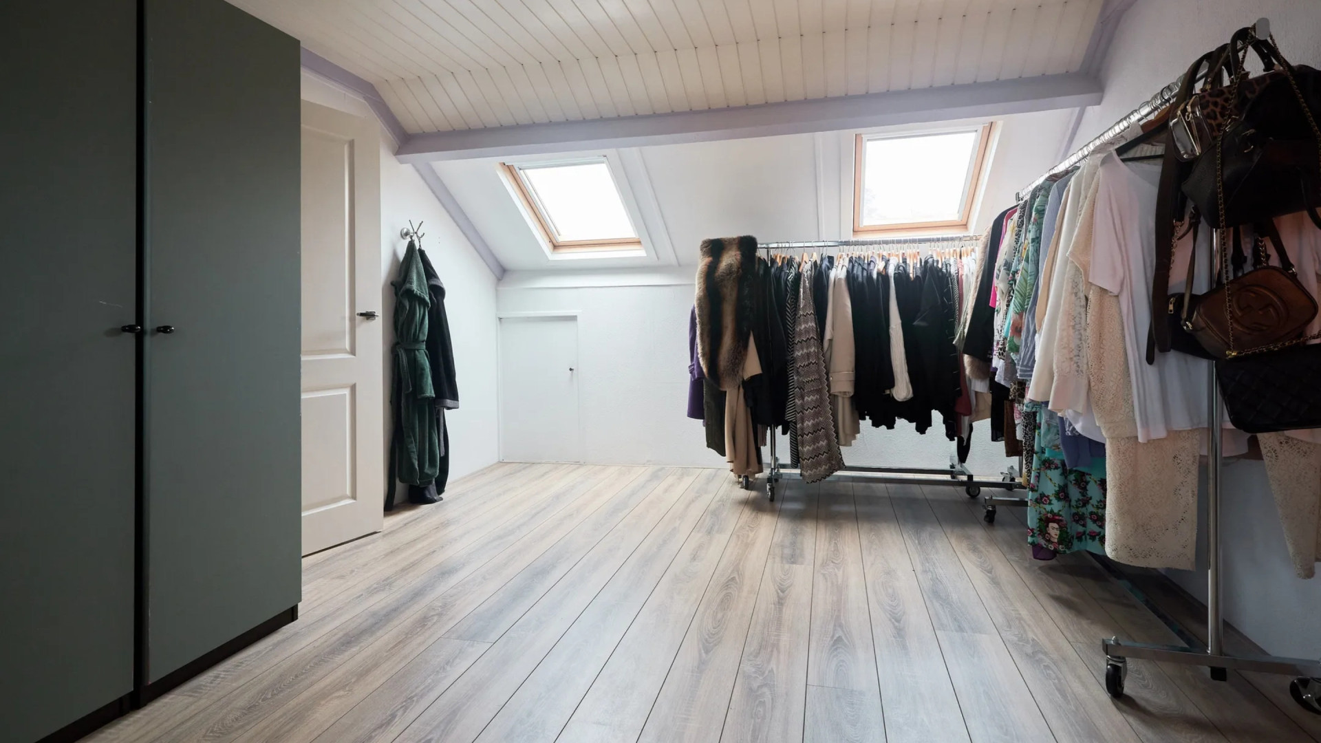 Melanie Beense, vijand van Rachel Hazes, zet na iets meer dan een jaar haar woning alweer te koop. Zie foto’s 11