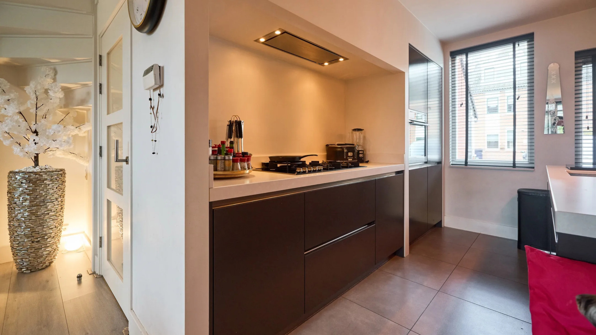 Melanie Beense, vijand van Rachel Hazes, zet na iets meer dan een jaar haar woning alweer te koop. Zie foto’s 6