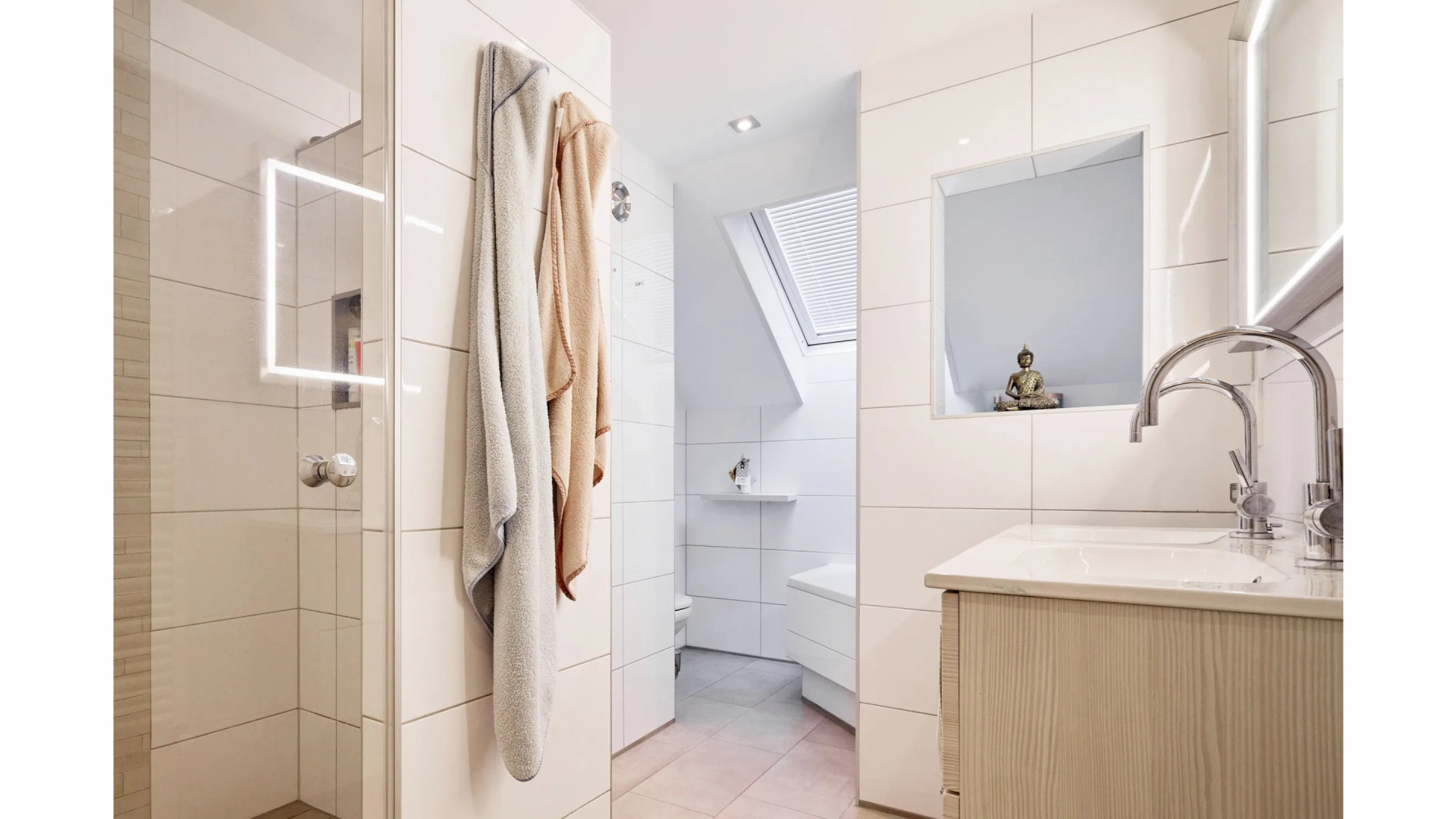 Melanie Beense, vijand van Rachel Hazes, zet na iets meer dan een jaar haar woning alweer te koop. Zie foto’s 9