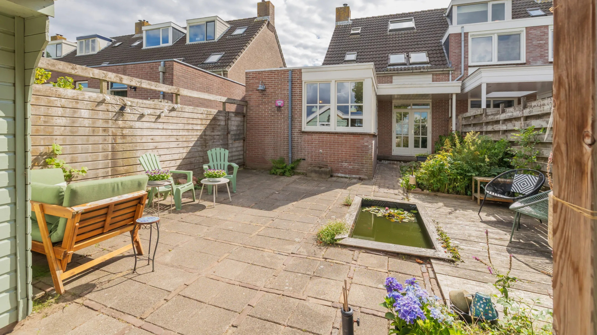 Na scheiding met Carolien Spoor koopt Jon Karthaus deze hoekwoning in Ilpendam. Zie foto’s 9
