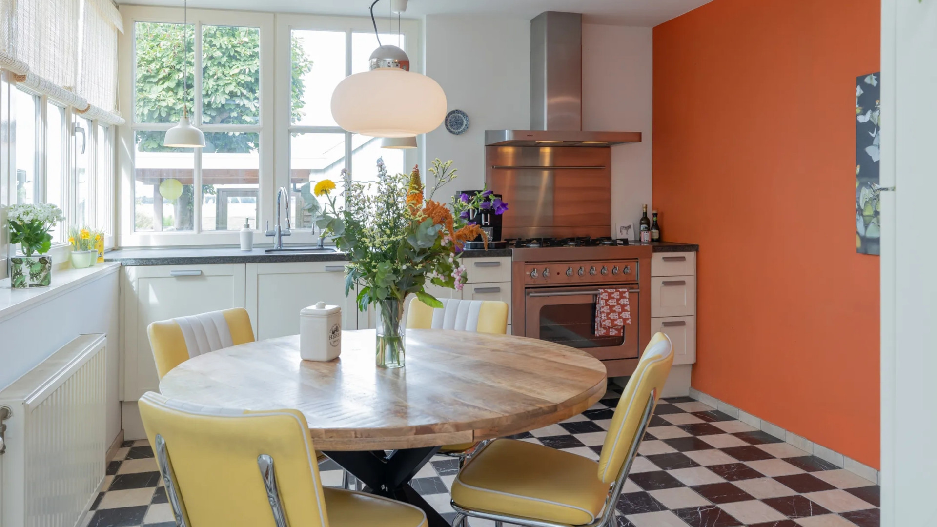 Na scheiding met Carolien Spoor koopt Jon Karthaus deze hoekwoning in Ilpendam. Zie foto’s 3