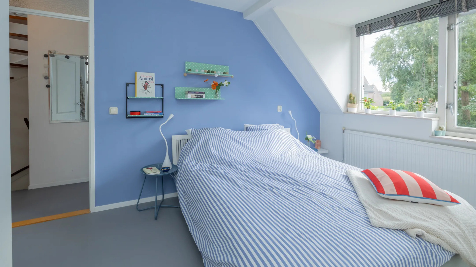 Na scheiding met Carolien Spoor koopt Jon Karthaus deze hoekwoning in Ilpendam. Zie foto’s 6