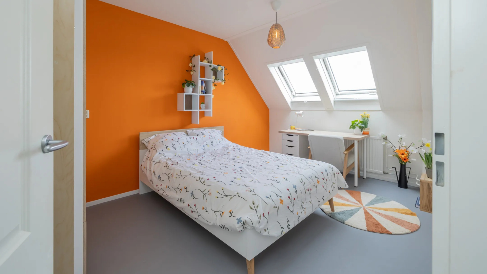 Na scheiding met Carolien Spoor koopt Jon Karthaus deze hoekwoning in Ilpendam. Zie foto’s 7