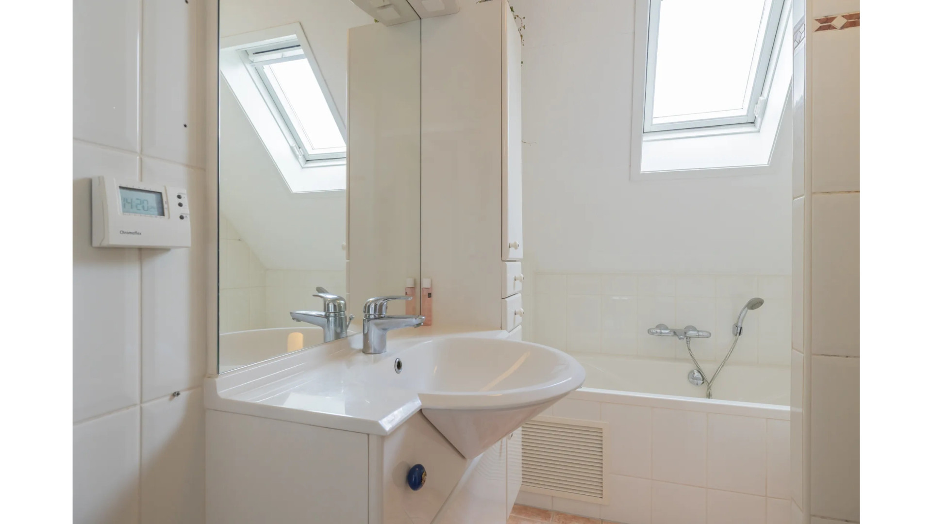 Na scheiding met Carolien Spoor koopt Jon Karthaus deze hoekwoning in Ilpendam. Zie foto’s 8