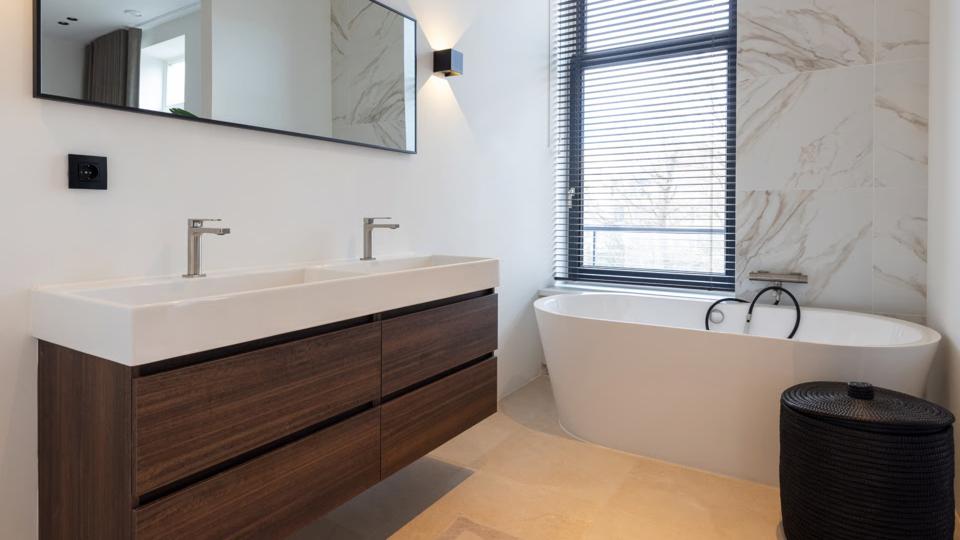 Erland Galjaard, echtgenoot van Wendy van Dijk, zet zijn luxe appartement aan de Maas in Rotterdam te koop. Zie foto’s 8