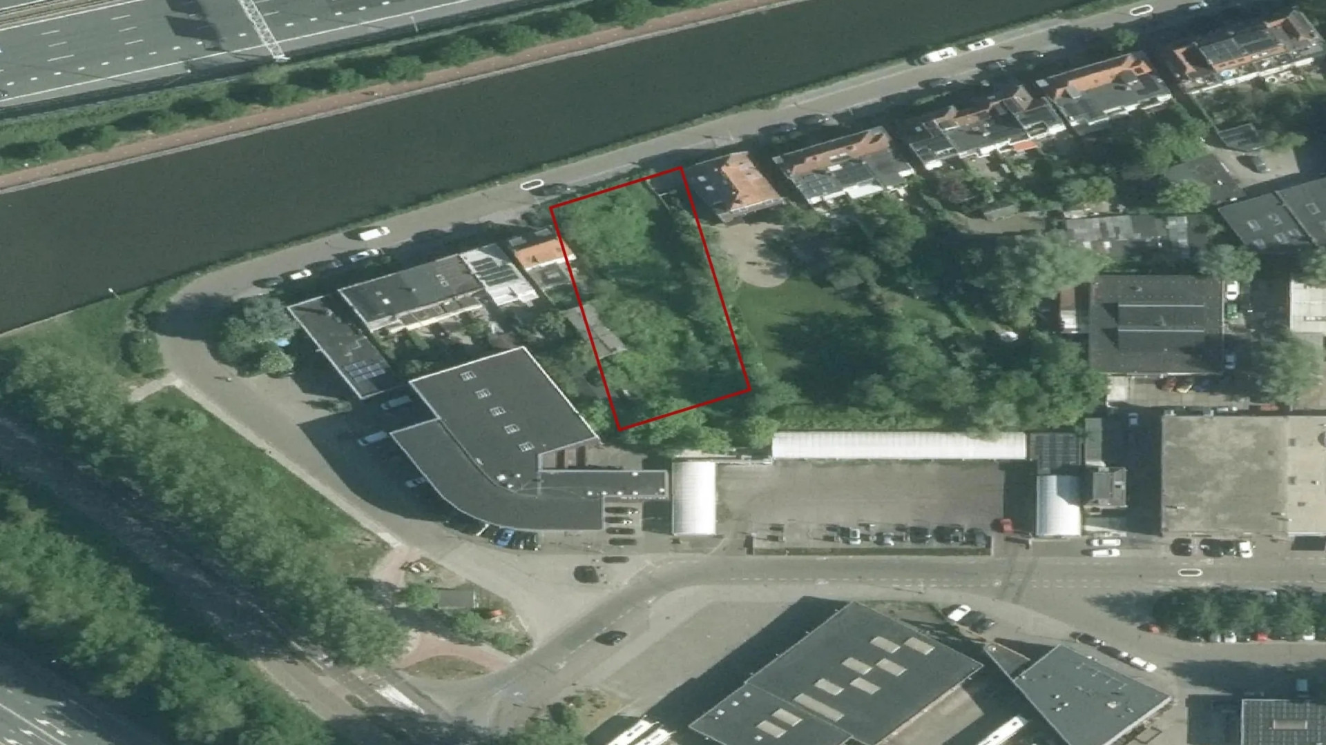 Voormalige schoonzoon van Vladimir Poetin zet bouwgrond in Duivendrecht te koop. Zie foto’s 2