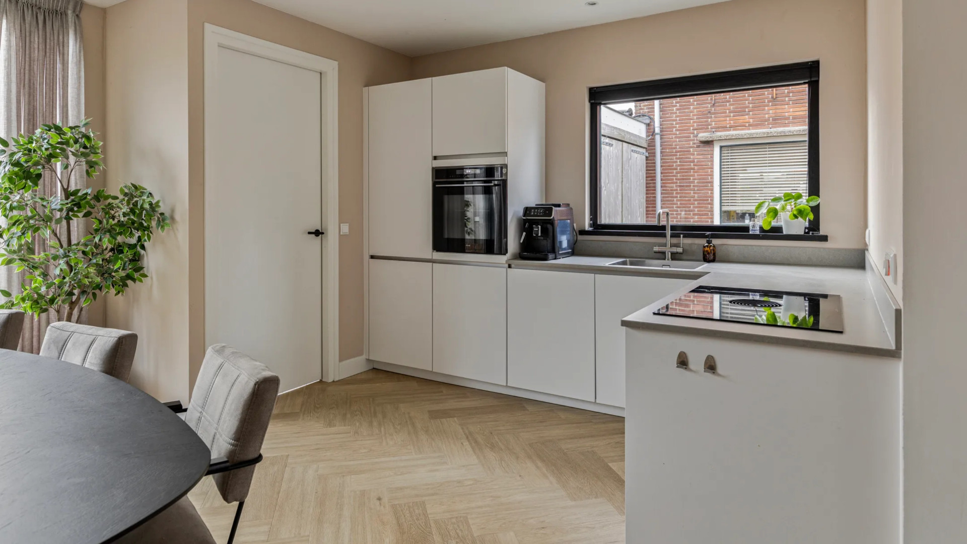 Zo woont zilveren medaillewinnaar op de 1000 meter Jenning de Boo in Heerenveen. Zie foto’s 5