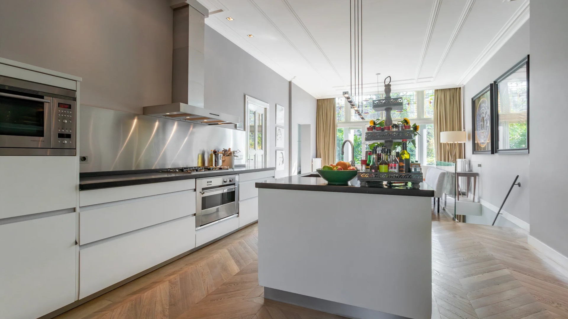 Prins Maurits zet zijn statige pand aan het Vondelpark te koop. Zie foto’s 4