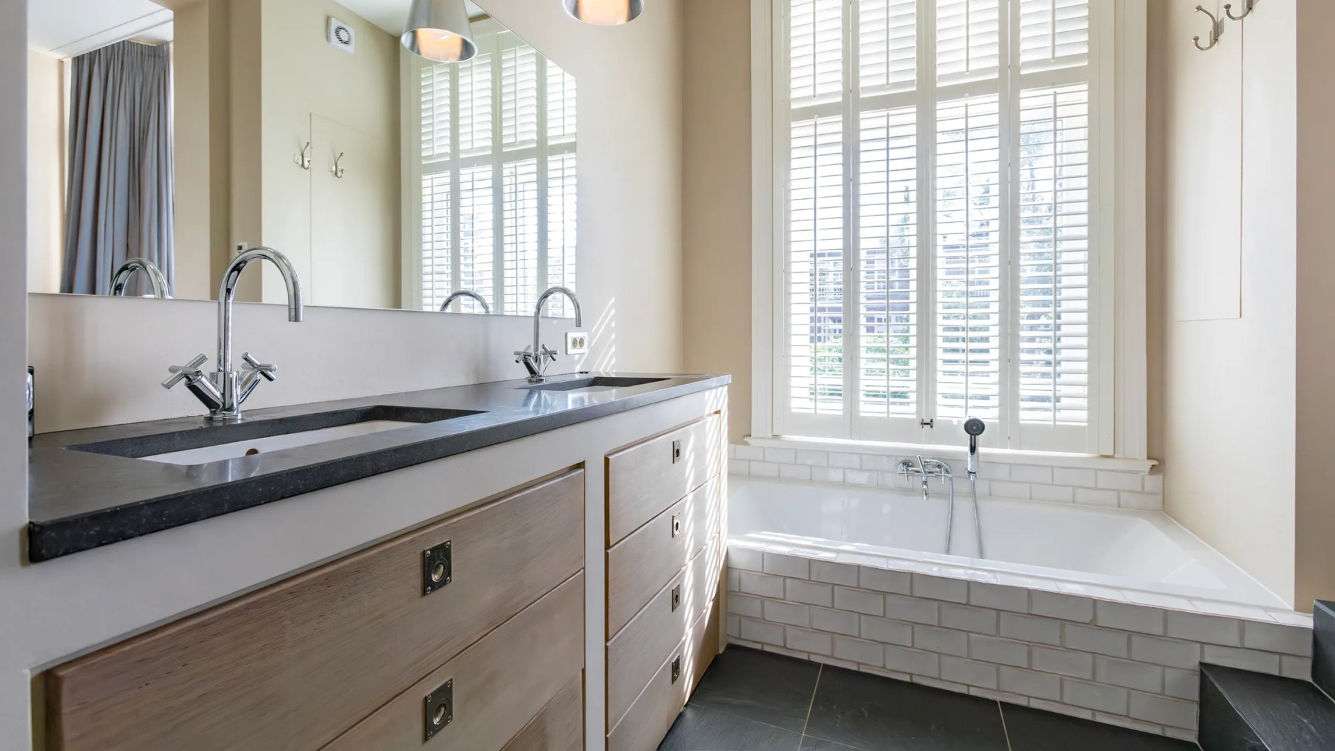 Prins Maurits zet zijn statige pand aan het Vondelpark te koop. Zie foto’s 8