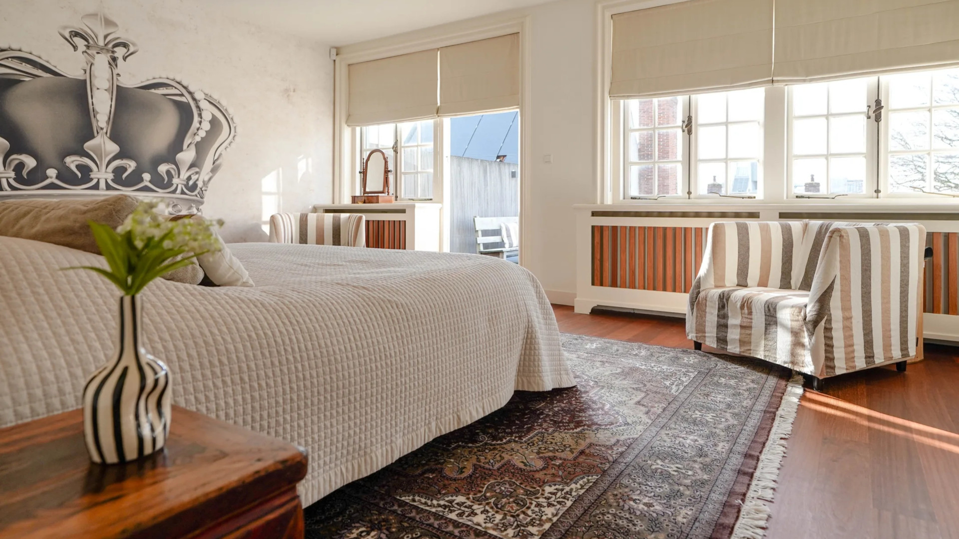 Voormalige studentenwoning prinses Beatrix nu te koop voor miljoenen euro's. Zie foto's 9