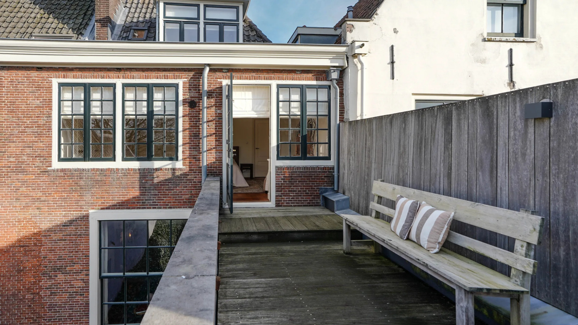 Voormalige studentenwoning prinses Beatrix nu te koop voor miljoenen euro's. Zie foto's 10