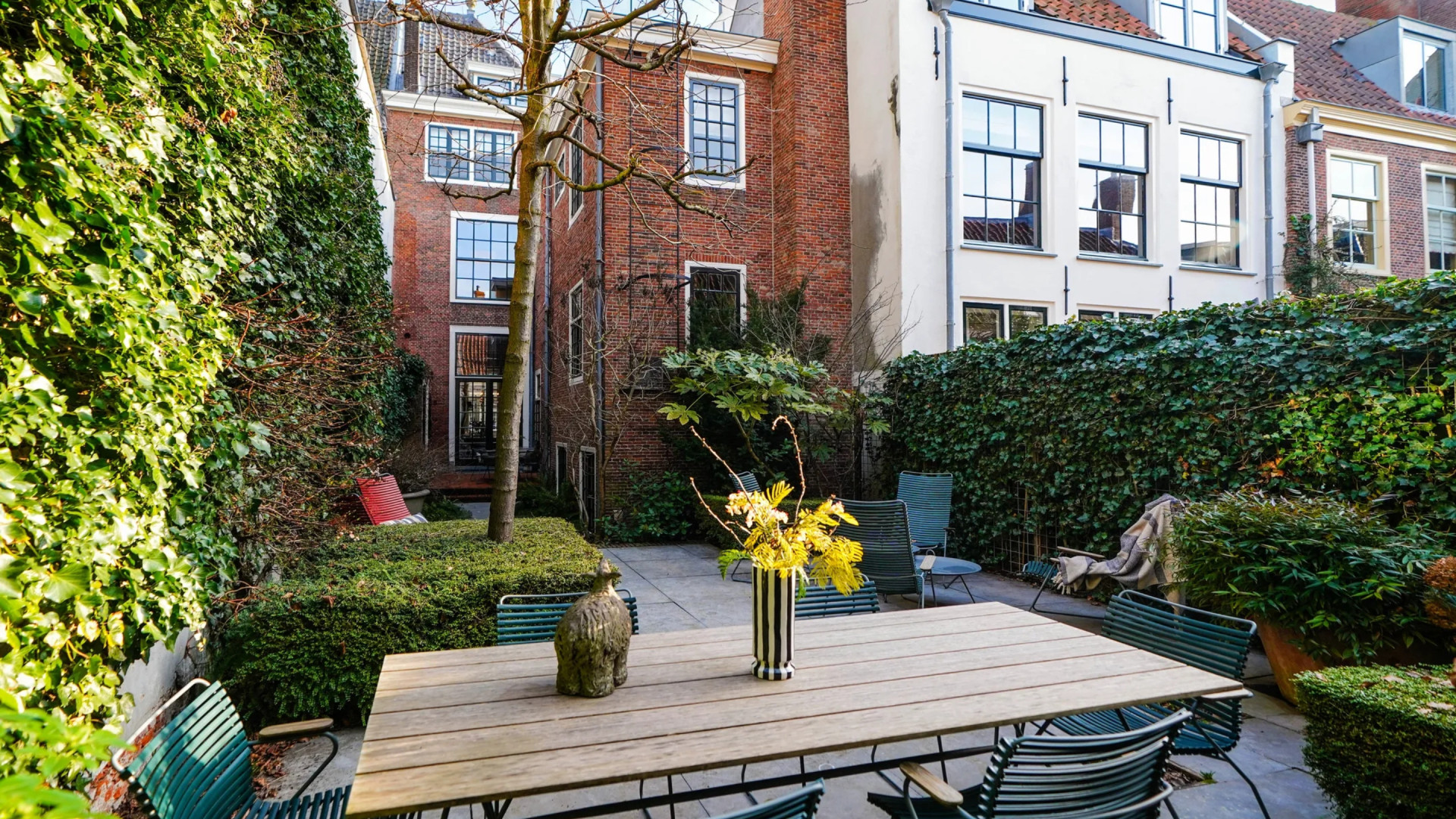 Voormalige studentenwoning prinses Beatrix nu te koop voor miljoenen euro's. Zie foto's 13