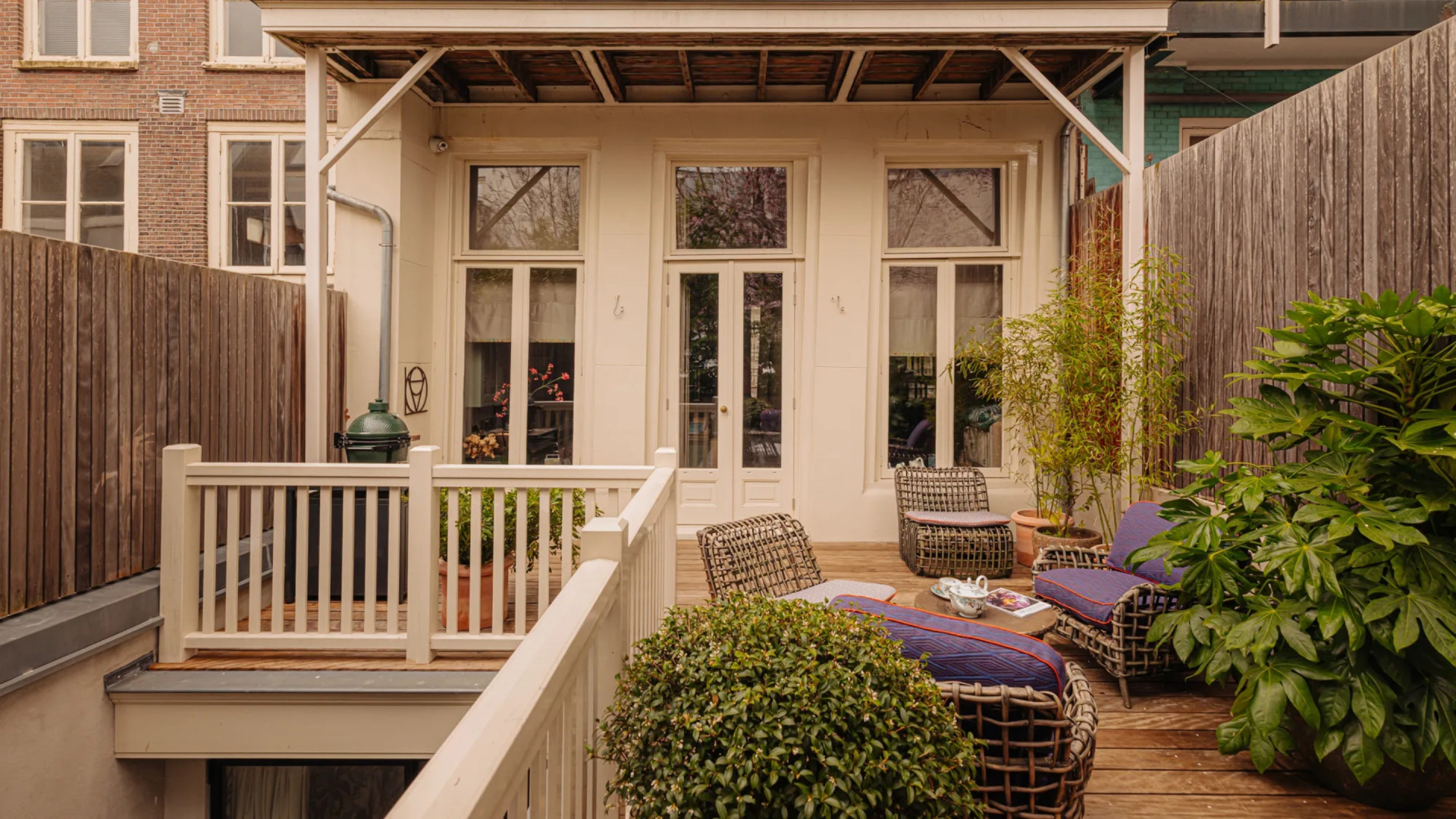 Binnenkijken in het Amsterdamse grachtenpand van U2-fotograaf Anton Corbijn. Zie foto’s 10