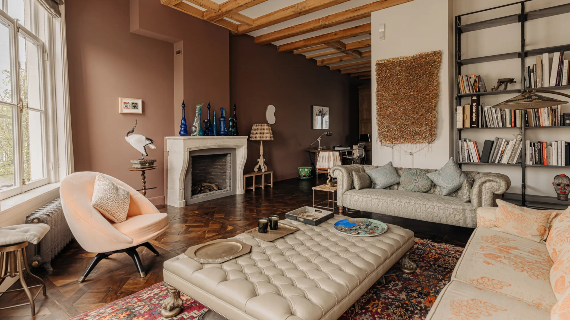 Binnenkijken in het Amsterdamse grachtenpand van U2-fotograaf Anton Corbijn. Zie foto’s 2