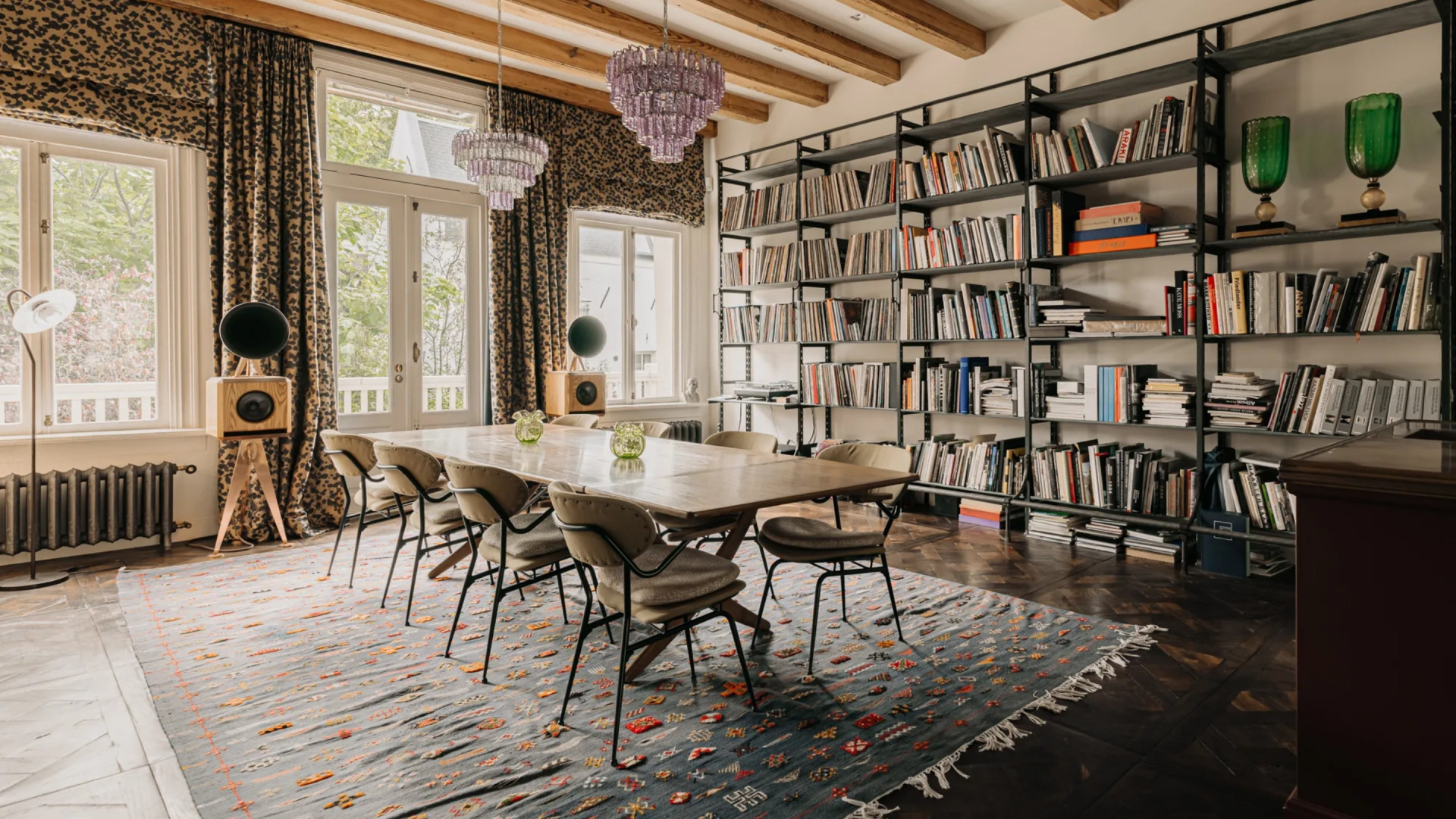 Binnenkijken in het Amsterdamse grachtenpand van U2-fotograaf Anton Corbijn. Zie foto’s 4