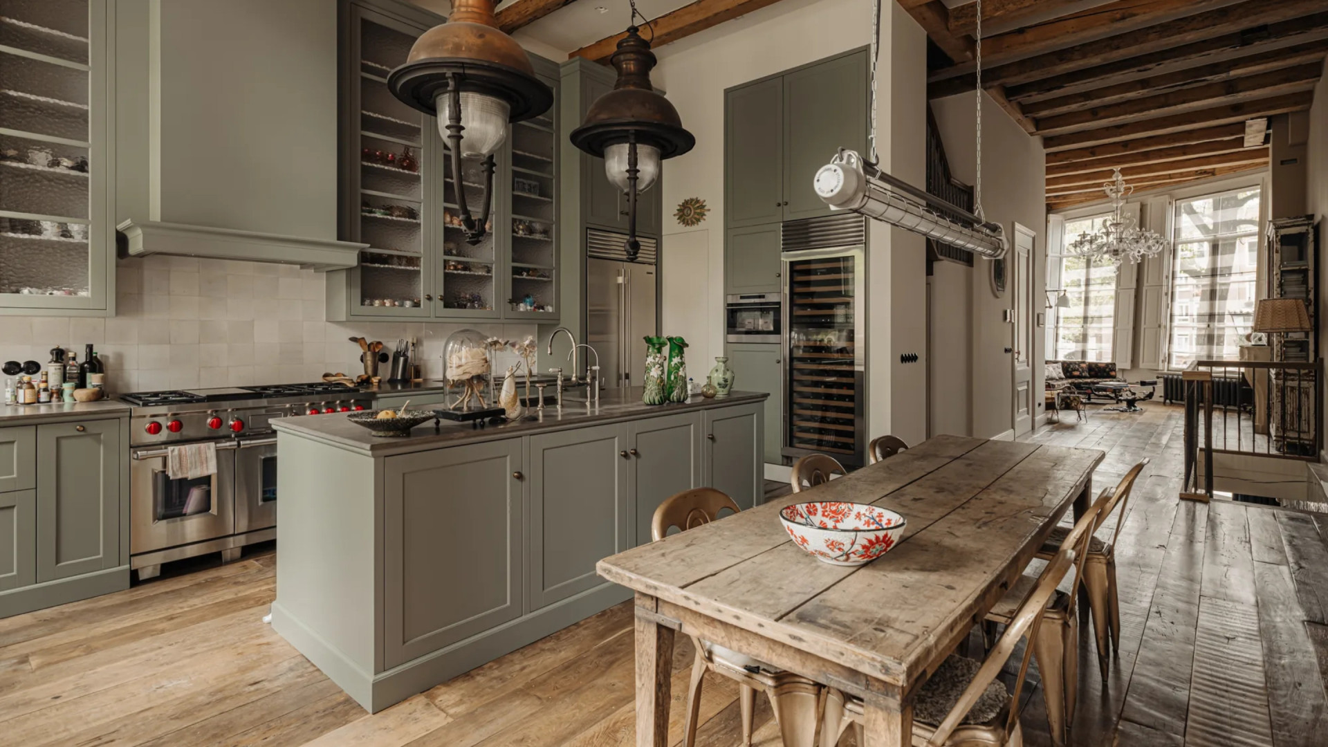 Binnenkijken in het Amsterdamse grachtenpand van U2-fotograaf Anton Corbijn. Zie foto’s 5