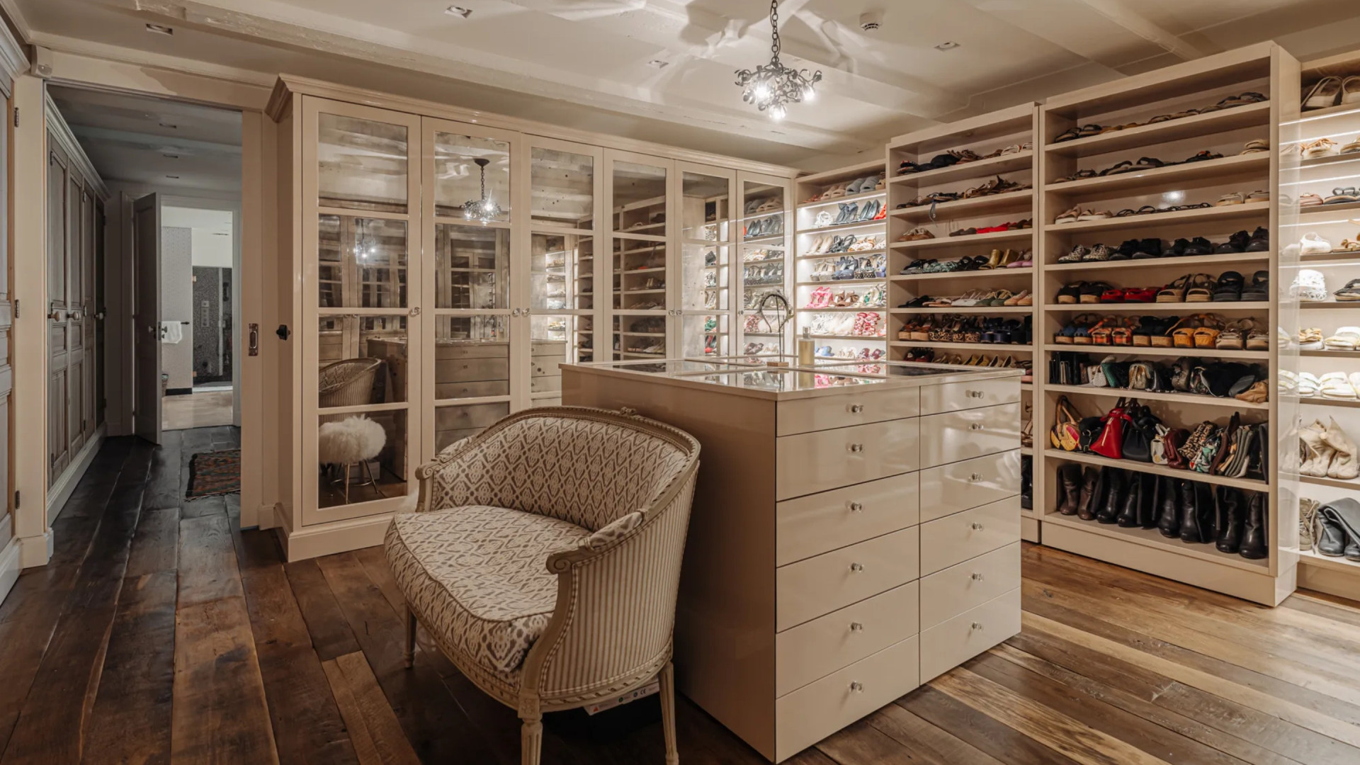 Binnenkijken in het Amsterdamse grachtenpand van U2-fotograaf Anton Corbijn. Zie foto’s 8