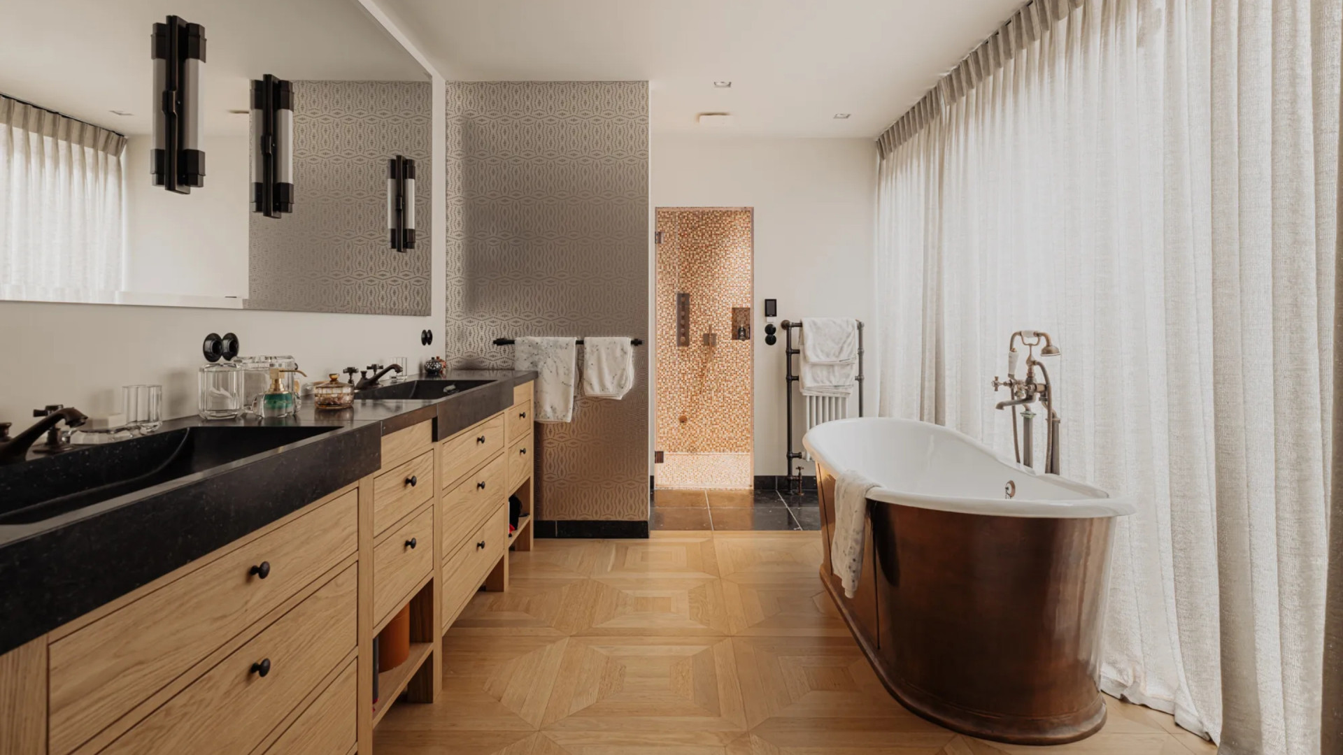 Binnenkijken in het Amsterdamse grachtenpand van U2-fotograaf Anton Corbijn. Zie foto’s 9