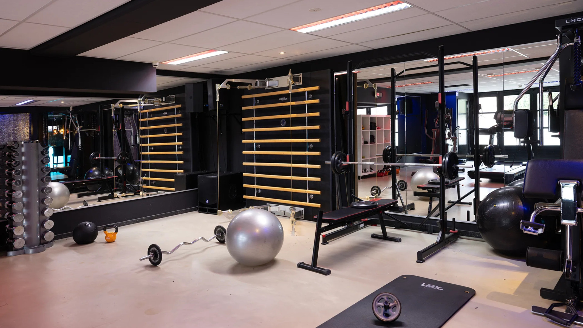 Designvilla waar Dave Roelvink zich misdroeg te koop gezet. Zie foto’s 11