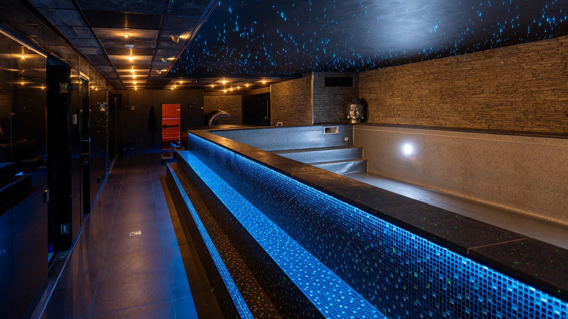 Designvilla waar Dave Roelvink zich misdroeg te koop gezet. Zie foto’s 13