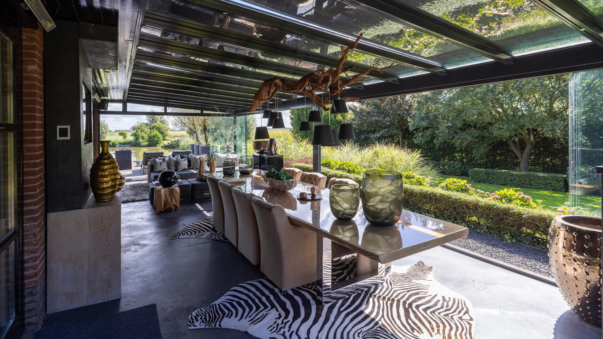 Designvilla waar Dave Roelvink zich misdroeg te koop gezet. Zie foto’s 14