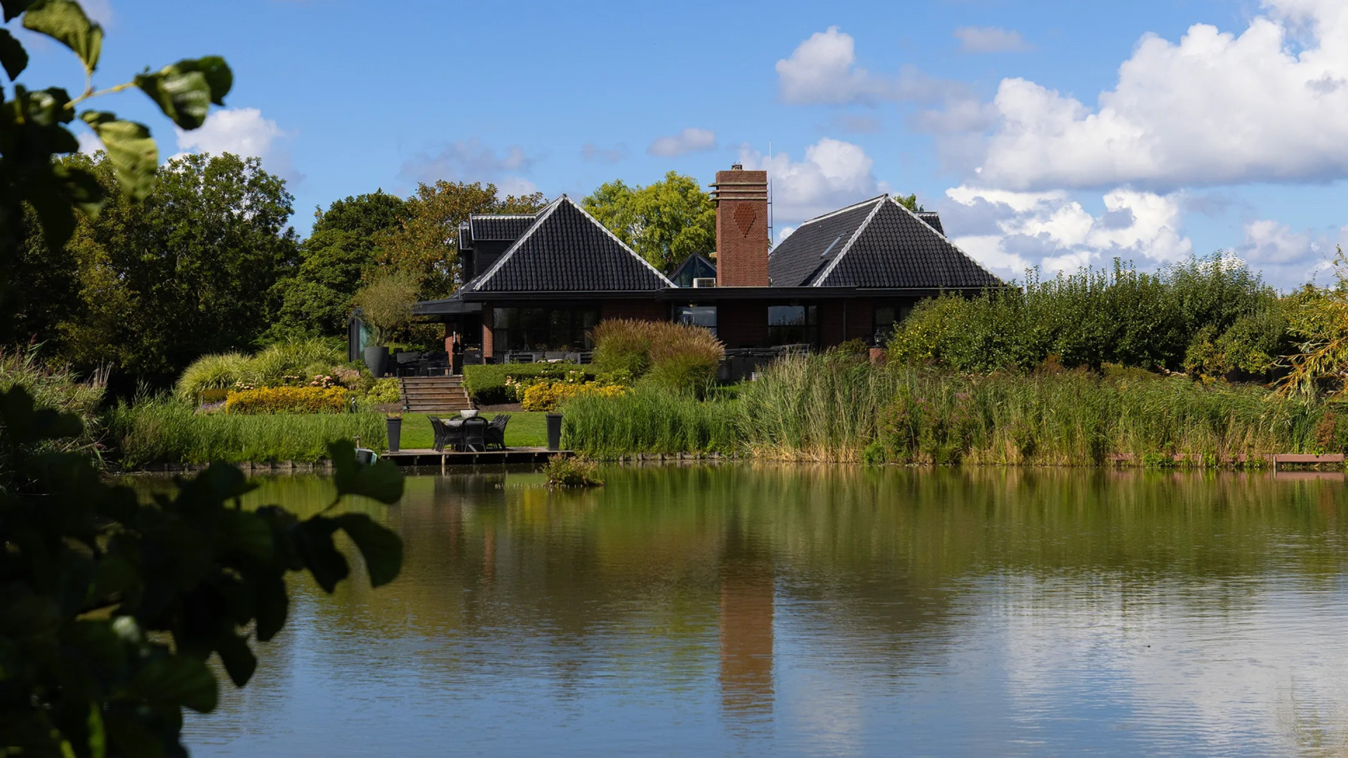 Designvilla waar Dave Roelvink zich misdroeg te koop gezet. Zie foto’s 15