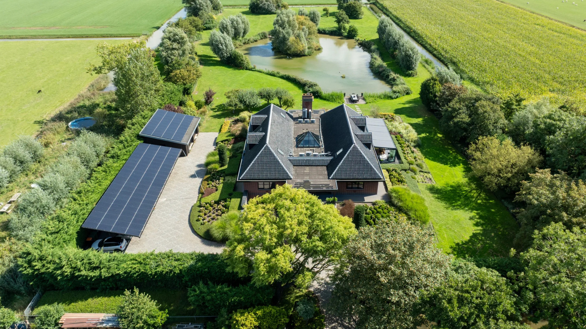 Designvilla waar Dave Roelvink zich misdroeg te koop gezet. Zie foto’s 1