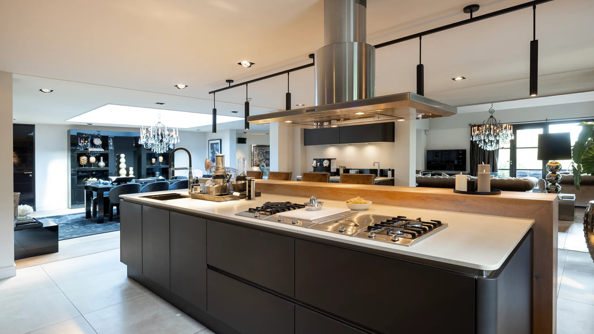 Designvilla waar Dave Roelvink zich misdroeg te koop gezet. Zie foto’s 5